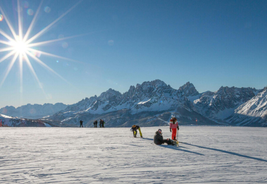 Gdzie na narty z nastolatkiem? Kurorty z najlepszymi snowparkami i klimatem dla młodzieży